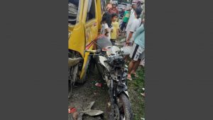 Diduga Ugal-ugalan, Angkutan Umum Terbalik dan Menimpa Pengendara Motor hingga Tewas