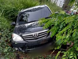 Diduga Mengantuk, Mobil Toyota Avanza Masuk Parit, 1 Orang Luka