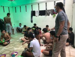 Kapolsek dan Kanit Reskrim Polsek Medan Baru Laksanakan Jumat Barokah Bersama Para Tahanan