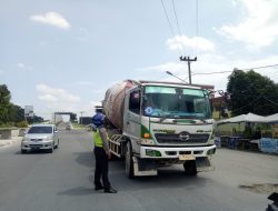 Unit Lantas Percut Sei Tuan Tertibkan Truk Over Tonase di Seputaran Kampus Unimed