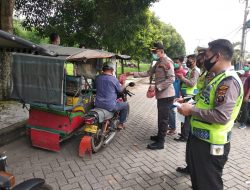 Jumat Barokah, Kapolsek Patumbak Bagikan Nasi Bungkus dan Masker untuk Parbetor