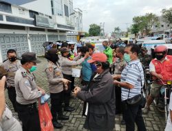 Polsek Patumbak Kembali Berikan Ratusan Nasi Bungkus dan Masker Kepada Parbetor