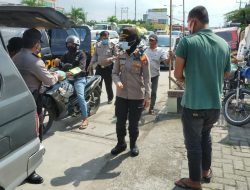 Polsek Patumbak Kembali Berbagi Seratus Nasi Bungkus dan Masker ke Abang Becak