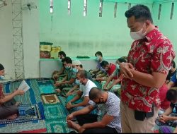 Kanit Reskrim Polsek Medan Baru Sholat Jumat Bersama dengan Para Tahanan