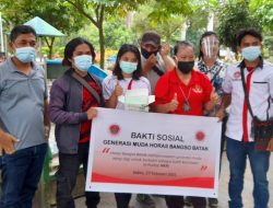 Generasi Muda HBB Bagikan Masker dan Nasi Bungkus Kepada Warga 
