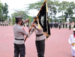 Irjen Pol Martuani Sormin Serahkan Bendera Pataka Polda Sumut Kepada Irjen Pol Panca Putra 