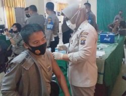 Anggota Bhabinkamtibmas Polsek Medan Helvetia Disuntik Vaksini Covid-19