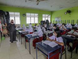 79 Sekolah di Jakarta Barat Dipersiapkan untuk Belajar Tatap Muka