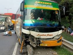 Truk Tronton Tabrak Bus dan Kendaraan Jasa Marga di Tol JORR