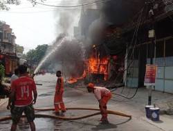 RUMAH TINGGAL DI JAKUT TERBAKAR, 9 ORANG SEMPAT TERJEBAK