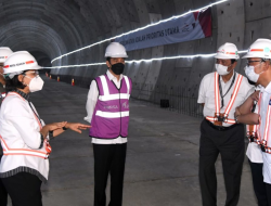 PENEGASAN JOKOWI IZINKAN PROYEK KERETA CEPAT BOLEH PAKAI APBN