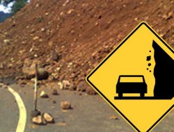TERTUTUP LONGSOR, JALAN LINTAS SIBOLGA – BARUS LUMPUH TOTAL