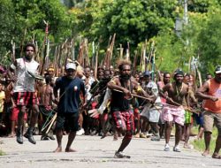 RATUSAN ORANG DI MALUKU MENYERANG DENGAN PANAH KARENA SENGKETA TANAH, 1 WARGA TEWAS DAN 9 TERLUKA