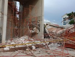 GEDUNG SMA 96 JAKARTA YANG SEDANG DIRENOVASI ROBOH, 4 ORANG TERLUKA