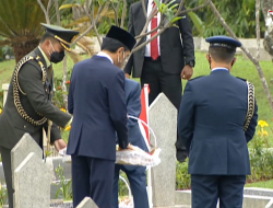 JOKOWI TABUR BUNGA DI MAKAM BJ HABIBIE HINGGA PAHLAWAN TAK DIKENAL