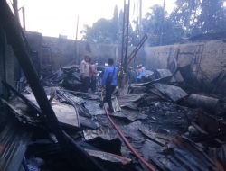 DITINGGAL PEMILIK, GUDANG BOTOT TERBAKAR
