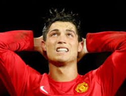 MANCHESTER UNITED HARUS JUAL RONALDO UNTUK AKHIRI KRISIS PELIK DALAM TIM