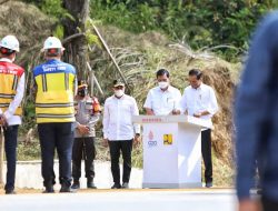 PRESIDEN JOKOWI DIDAMPINGI GUBERNUR EDY RESMIKAN JALUR BALIGE BY PASS