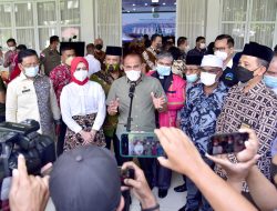 BERTEMU PARA TOKOH MASYARAKAT GUBERNUR EDY RAHMAYADI INGATKAN DISIPLIN PROKES UNTUK ANTISIPASI OMICRON