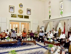 BAHAS RENCANA BESAR PEMBANGUNAN SUMUT BERSAMA PEMIMPIN MEDIA GUBERNUR DAPAT DUKUNGAN UNTUK FOKUS PERBAIKAN INFRASTRUKTUR