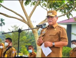 JADI PEMBINA UPACARA DI SMA 1 BERINGIN WABUP INGATKAN PELAJAR TUNJUKKAN SIKAP BAIK