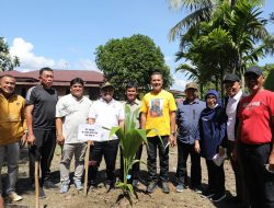 DORONG EKONOMI DAN SWASEMBADA PANGAN DI BOHOROK PEMPROV SUMUT BAGIKAN BIBIT KELAPA PANDAN WANGI DAN PADI