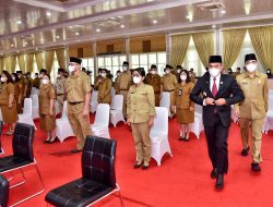 EDY RAHMAYADI INGATKAN ASN TIDAK TERLIBAT POLITIK PRAKTIS HAL INI DISAMPAIKAN PADA SAAT MELANTIK 126 PEJABAT ESELON III DAN IV
