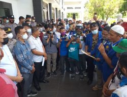 RATUSAN BURUH DEMO KE DPRD DELISERDANG