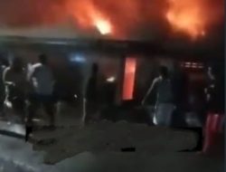 DUA RUMAH WARGA TERBAKAR DI TALUN KENAS
