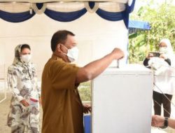 BUPATI H ASHARI TAMBUNAN BERIKAN HAK SUARA PADA PILKADES SERENTAK TAHUN 2022
