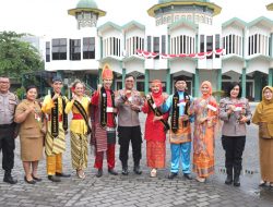 Polresta Deli Serdang dan Jajaran Bagikan Bendera Merah Putih