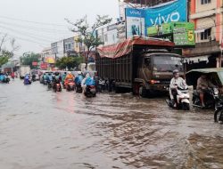 Hujan Deras Mengguyur, Jalan Marelan Raya Terendam Banjir