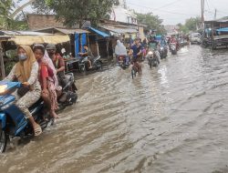 Tak Ada Buangan Air, Ruas Jalan Suasa Raya, Mabar Hilir,  Medan Deli Tergenang Air