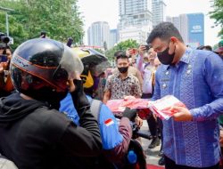 Bobby Bagi Bendera Merah Putih di Jalan Balai Kota Medan