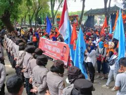 Massa Buruh Gelar Demo ke DPRD SU, Tolak Kenaikan Harga BBM