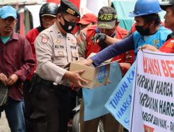Aparat Kepolisian Tunjukkan Aksi Simpati di Tengah Unjuk Rasa