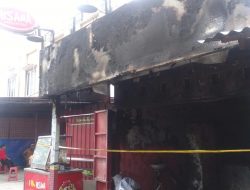 Outlet Ayam Goreng Cepat Saji di Jalan Gaperta Medan Terbakar