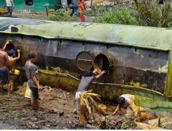 Mobil Tangki Terperosok ke Rawa-rawa, Warga Berebut Tampung CPO Tumpah