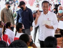Presiden Jokowi Tinjau Penyerahan Bantuan Sosial di Kantor Pos Kepulauan Aru