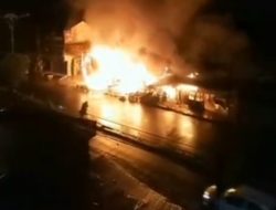 Kebakaran Menghanguskan Empat Kios di Medan Baru