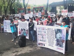 Imigran Asal Afganistan Berunjuk Rasa di Gedung DPRDSU