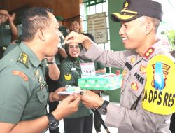 Di HUT 77 TNI, Kapolres  Pematangsiantar Suapi Kasiren Korem 022/PT Letkol Kav AR Dalimunthe Kue Ulang Tahun