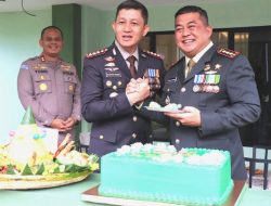 Di HUT ke-77 TNI, Kapolrestabes Buat Surprise Bawa Nasi Tumpeng dan Kue Tart ke Dandim Kota Medan
