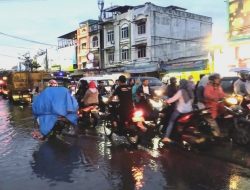 Banjir Genangi Jalan Marelan Raya, Ratusan Kendaraan Terjebak Macet 