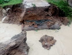 Diterjang Arus Deras, Ruas Jalan Desa Bandar Pinang Rambe Kecamatan Bintang Bayu, Terputus
