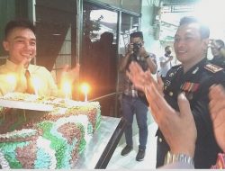 HUT ke-77 TNI, Polresta Deliserdang Datangi Kodim Bawa Nasi Tumpeng dan Kue Tart