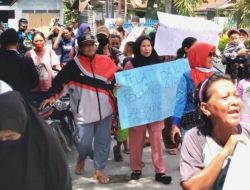 Air Macet dan Kotor, Puluhan Warga  Unjuk Rasa ke PDAM Medan Labuhan