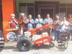 Dinas Pertanian Tebingtinggi Serahkan Bantuan Hand Traktor ke Poktan Lansia Joshua