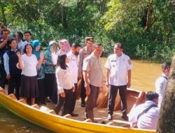 Bupati Sergai Serahkan Bantuan Kapal Kepada Kelompok Usaha Nelayan