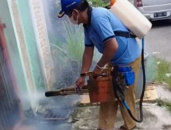 Cegah DBD, Perangkat Desa Tanjung Gusta Lakukan Fogging